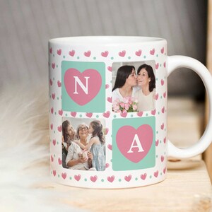 Puede incluir: Taza de cerámica blanca con un diseño rosa y verde. La taza presenta dos fotos y dos corazones con las letras "N" y "A" en el centro. La taza está decorada con un patrón de pequeños corazones rosas y puntos verdes.