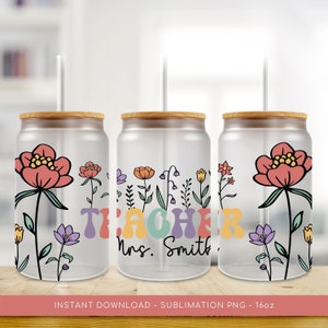 Puede incluir: Tres vasos de sublimación transparentes de 473 ml con tapa de bambú y pajita. Los vasos presentan un diseño floral con una flor roja grande y flores más pequeñas en rosa, morado, amarillo y naranja. El vaso del medio tiene el texto "TEACHER Mrs. Smith" en colores arcoíris.