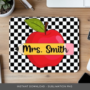 Puede incluir: Una manzana roja con una hoja verde en la parte superior, con un lápiz amarillo con el texto "Mrs. Smith" en él, sobre un fondo de cuadros negros y blancos.