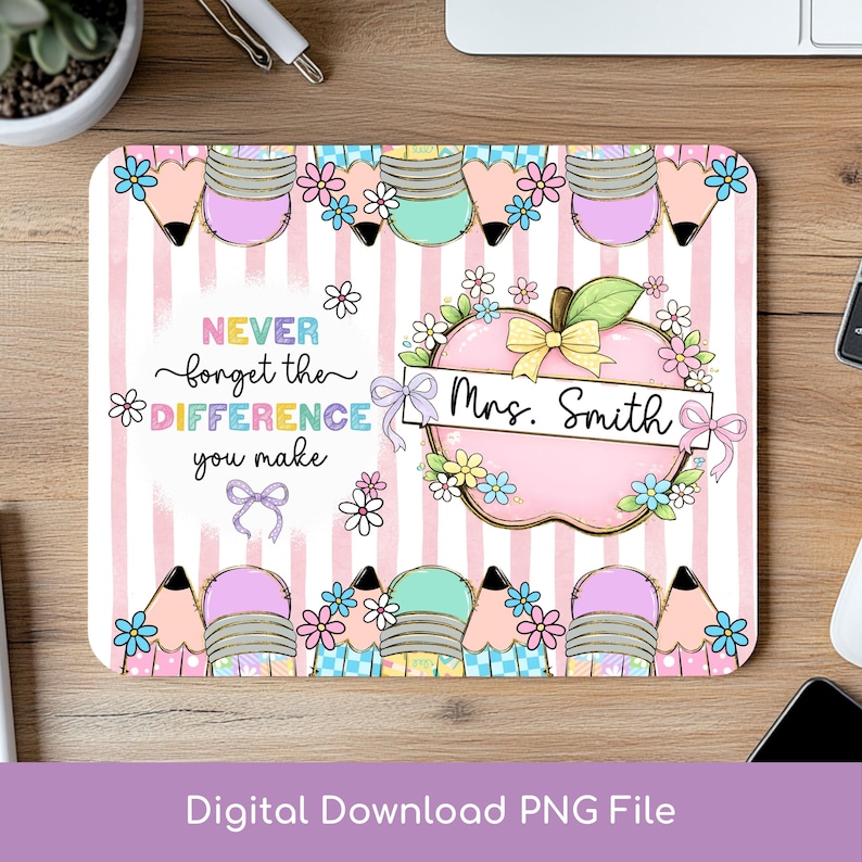 K&ouml;nnte beinhalten: Rechteckiges Mauspad mit rosa-wei&szlig; gestreiftem Hintergrund. Das Design umfasst bunte Bleistifte, Blumen und einen Apfel mit einer Schleife. Der Text lautet "Never forget the difference you make" und "Mrs. Smith."