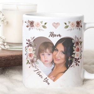 Tazza I Love You MOM PNG - Tazza floreale, modello di foto a forma di cuore per sublimazione. Regalo personalizzato per la festa della mamma. Design Wrap Transfers - Alta risoluzione