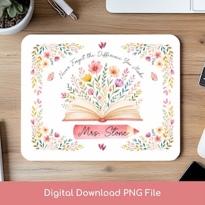 Può includere: Un tappetino per mouse bianco con un design ad acquerello con un libro aperto, fiori e il testo "Never Forget the Difference You Make". Una matita rosa con il nome "Mrs. Stone" è sotto il libro. Le parole "Digital Download PNG File" sono in basso.