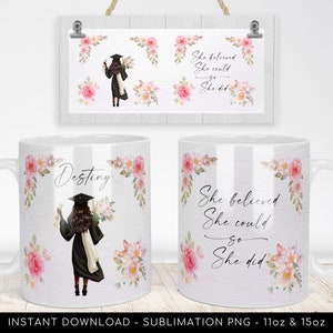 Può includere: Tazza in ceramica bianca con un design di laurea, con il nome "Destiny" e la citazione "She believed she could so she did." La tazza ha un bordo floreale e un'illustrazione di laurea. L'immagine mostra anche una stampa incorniciata con lo stesso design.