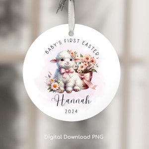 Könnte beinhalten: Runder weißer Anhänger mit einem rosa und weißen Lamm, Blumen und einem Topf. Der Text "Baby's First Easter" befindet sich über dem Lamm und der Name "Hannah" und das Jahr "2024" unter dem Lamm.