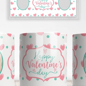 Puede incluir: Un diseño de sublimación para una taza con un patrón de corazones rosas y verdes con el texto "Feliz día de San Valentín" en un marco rosa. El diseño incluye dos marcadores de posición para fotos.