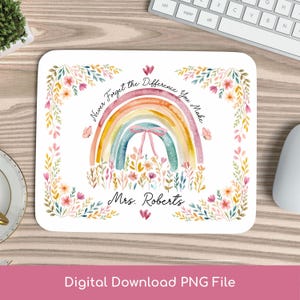 Può includere: Un tappetino per mouse rettangolare con un design ad arcobaleno ad acquerello. L'arcobaleno è circondato da elementi floreali e dal testo "Never Forget the Difference You Make, Mrs. Roberts". La parte inferiore del tappetino presenta la scritta "Digital Download PNG File."