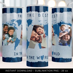 Könnte beinhalten: Ein blaues und weißes Sublimationsdesign für einen 20 oz Tumbler mit einer Weltkarte und dem Text "The Best Dad in the World". Das Design enthält zwei Fotos eines Vaters und seiner Kinder.