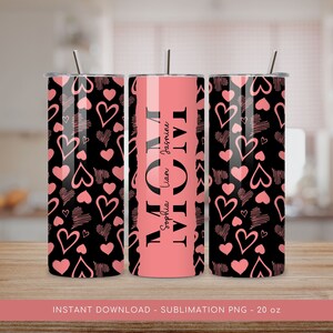 Peut inclure: Un design de sublimation pour un gobelet de 20 oz avec un fond rose et le mot "MOM" en texte noir. Les noms "Sophia", "Liam" et "Jasmine" sont écrits verticalement en texte noir. Le design du gobelet comprend également un fond noir avec un motif de cœurs roses.