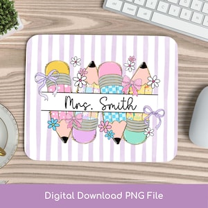 Puede incluir: Un mousepad personalizado con un diseño de lápices de colores pastel y detalles florales. El nombre "Mrs. Smith" se muestra en un rectángulo blanco. El fondo tiene rayas verticales moradas. El texto "Digital Download PNG File" está en la parte inferior.