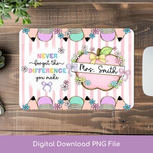 K&ouml;nnte beinhalten: Rechteckiges Mauspad mit rosa-wei&szlig; gestreiftem Hintergrund. Das Design zeigt einen rosa Apfel mit einem Banner mit der Aufschrift "Mrs. Smith", umgeben von Blumen. Der Text "Never forget the difference you make" ist ebenfalls vorhanden.