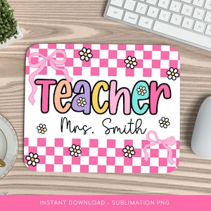 Puede incluir: Alfombrilla de ratón rectangular con un patrón de cuadros rosas y blancos. La palabra "Teacher" está escrita en letras coloridas, con "Mrs. Smith" debajo. Lazos rosas y flores de margarita decoran el diseño. Un teclado y un ratón de ordenador están en el fondo.
