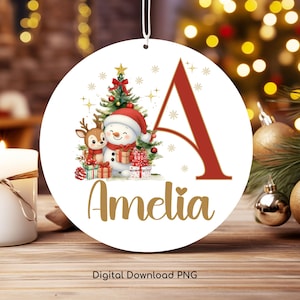 Può includere: Ornamento natalizio rotondo bianco con un pupazzo di neve, una renna e un albero di Natale. Una grande lettera "A" rossa e il nome "Amelia" sono presenti. L'ornamento è decorato con fiocchi di neve e scatole regalo.