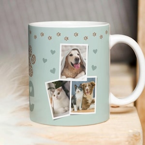 Op de afbeelding: Lichtblauwe keramische mok met een wit handvat, versierd met pootafdrukken en hartjes. De mok heeft foto's van een hond en twee katten. Een leuk cadeau voor dierenliefhebbers.