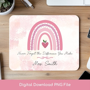 Può includere: Un tappetino per mouse rettangolare con sfondo acquerello rosa. Un design arcobaleno rosa con un cuore di mela è centrato. Il testo "Never Forget the Difference You Make" e "Mrs. Smith" sono sotto.