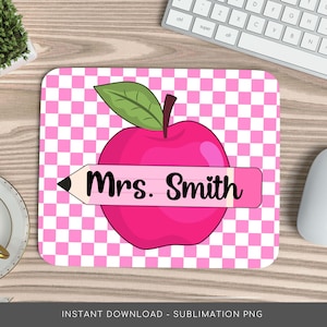 Puede incluir: Alfombrilla de ratón a cuadros rosa y blanco con una manzana rosa y un lápiz que dice "Mrs. Smith".