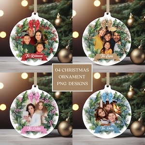 Może przedstawiać: Cztery okrągłe ozdoby choinkowe z akwarelowym wzorem wieńca. Każda ozdoba zawiera zdjęcie rodzinne i spersonalizowaną wstążkę z nazwiskiem. Ozdoby to "The Robinsons", "The Lopes", "The Collins" i "The Smiths".