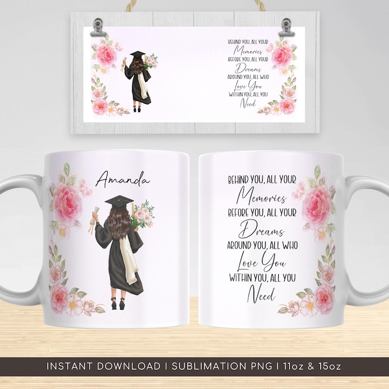 Peut inclure: Un mug en c&eacute;ramique blanche avec une illustration de remise de dipl&ocirc;me montrant une personne en toge noire tenant un dipl&ocirc;me et des fleurs, le pr&eacute;nom Amanda et le texte : Behind you, all your memories, before you, all your dreams, around you, all who love you, within you, all you need.