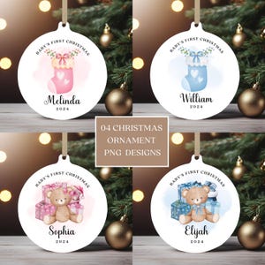 Può includere: Quattro palline di Natale rotonde bianche con il tema del primo Natale di un bambino. Ogni pallina presenta un design diverso: una calza rosa con un fiocco, una calza blu con un fiocco, un orsacchiotto con regali rosa e un orsacchiotto con regali blu. Ogni pallina ha un nome e l'anno 2024 stampato su di essa.