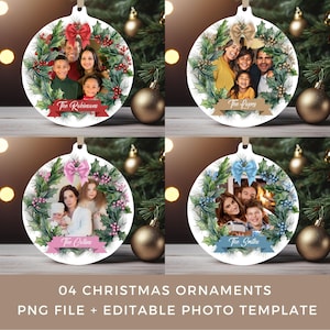 Könnte beinhalten: Vier runde Weihnachtskugeln mit einem zentralen Fotorahmen, umgeben von einem Aquarell-Stechpalmenkranz, einer dekorativen Schleife oben und einem Banner unten mit dem Text The Robinsons, The Lopes, The Collins oder The Smiths.