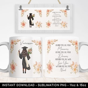 Könnte beinhalten: Ein weißer Keramikbecher mit einer Abschlussillustration einer Person in schwarzer Robe und Doktorhut, die ein Diplom und Blumen hält, mit dem Namen Vanessa und dem Text: Behind you, all your memories, before you, all your dreams, around you, all who love you, within you, all you need.