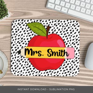 Może przedstawiać: Czarno-białe tło w kropki z czerwonym jabłkiem i żółtym ołówkiem z napisem "Mrs. Smith".