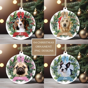 Puede incluir: Cuatro adornos navideños redondos con una corona de acebo verde y la cara de un perro en el centro. Los adornos son blancos con una cinta roja, dorada, rosa o azul y una etiqueta con el nombre en la parte inferior. Los nombres en las etiquetas son Moon, Apollo, Prima y Duke.