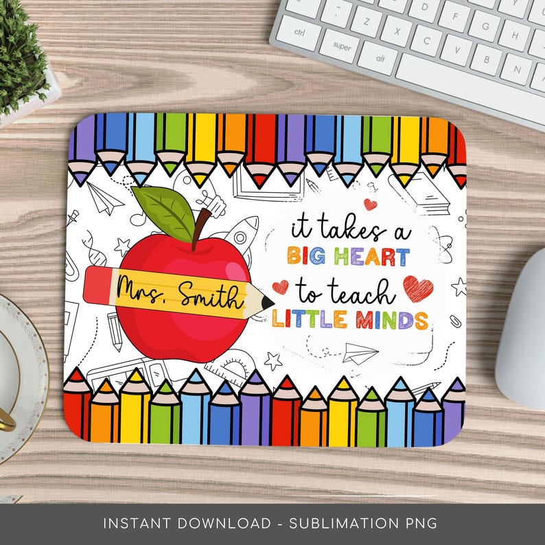 Op de afbeelding: Een rechthoekige muismat met een witte achtergrond en een kleurrijke rand van potloden. Het ontwerp toont een rode appel met een potlood met de tekst "Mrs. Smith" en de tekst "it takes a BIG HEART to teach LITTLE MINDS."
