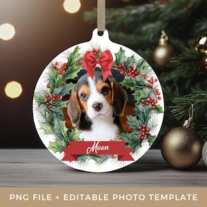 Könnte beinhalten: Ein runder, weißer Weihnachtsbaumanhänger mit einem Beagle-Welpen-Porträt, das von einem Kranz aus grünen Stechpalmenblättern und roten Beeren umrahmt wird. Oben befindet sich eine rote Schleife und unten ein rotes Banner mit dem Namen Moon.