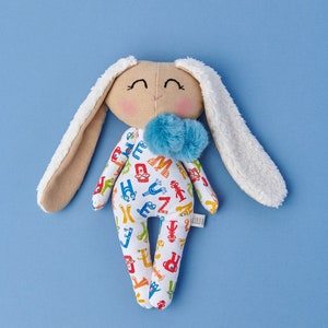 Konijntje, knuffel, handgemaakte stoffen erfstukpop, babykonijntje, kraamcadeau, verjaardag, inrichting kinderkamer