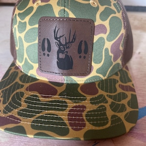 Grön/guldfärgad kamouflage SnapBack med mörkbrun patch