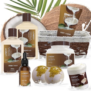 Pu&ograve; includere: Un cesto regalo pieno di prodotti per il bagno e il corpo al profumo di vaniglia e cocco. Il cesto include un gel doccia, un bagno schiumoso, un olio da bagno, un sale da bagno, uno scrub corpo, un asciugamano da bagno e due bombe da bagno. I prodotti sono tutti in bottiglie bianche con tappi marroni e presentano un design a cocco.
