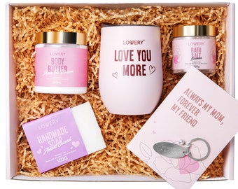 Può includere: Una scatola regalo rosa piena di un bicchiere rosa con il testo "Love You More", un barattolo di sale da bagno rosa, una saponetta rosa, un barattolo di burro per il corpo rosa e un biglietto rosa con il testo "Always My Mom, Forever My Friend".