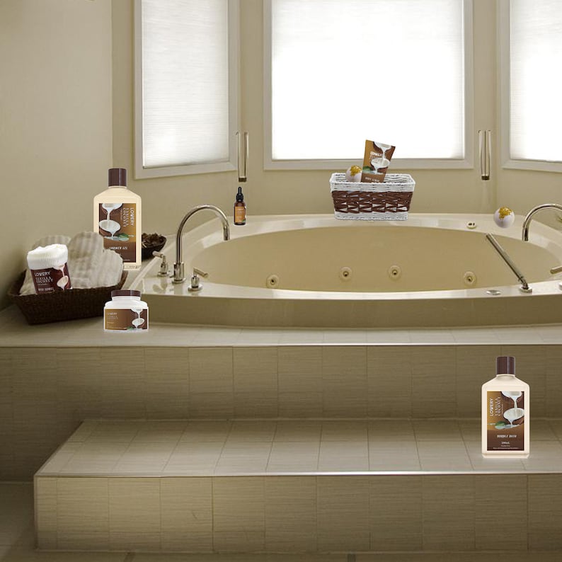 Pu&ograve; includere: Una vasca da bagno bianca con un cesto di vimini marrone pieno di prodotti da bagno. Il cesto &egrave; sul bordo della vasca. Ci sono due bottiglie di bagnoschiuma, una bottiglia di olio e una bomba da bagno sul bordo della vasca. La vasca &egrave; in un bagno con pavimento piastrellato e pareti bianche.