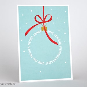 Postkarte zur Weihnachtszeit, Weihnachtsbaumkugel winterlich, typografisch, Advent und Neujahr, rote Schleife, Schnee