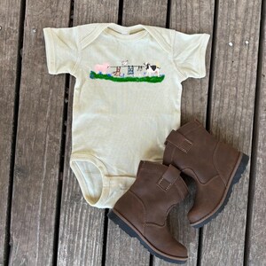 Farm Animals Holding a Clothesline Infant Bodysuit, Country Baby Bodysuit, Beige Baby, Farm Baby, Cow Bodysuit, Cute Spring Baby Outfit
