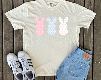 Osterhase Patchwork Quilt Design Elfenbein Komfort Farben Unisex T-Shirt, Frau süßes Osterhemd, Pastell Osterblumenhemd