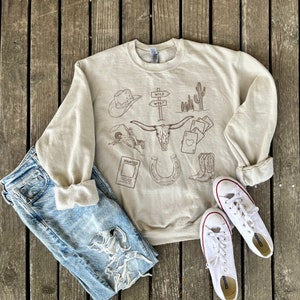 Western damesbeige ronde hals, Wilde Westen-sweater, longhorn, cowboylaarzen, comfortabele damesboerderij ronde hals, rodeovrouw, cadeau voor ranchvrouw