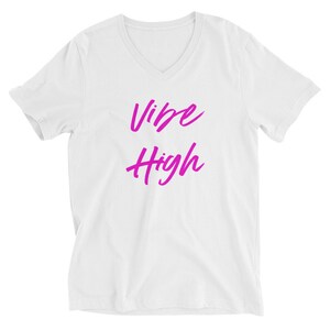 Camicia Vibe High, T-shirt unisex a maniche corte a V, t-shirt vibe high white, vibe high, high vibes, aim high shirt
