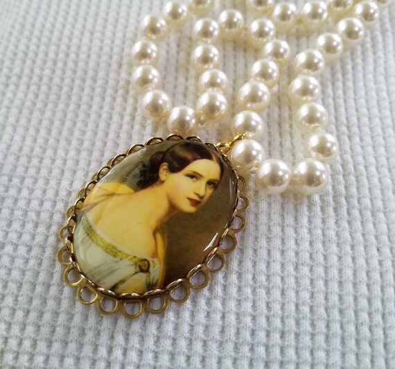 Victorian Style VINTAGE CAMEO and  Hand Knotted G… - image 4