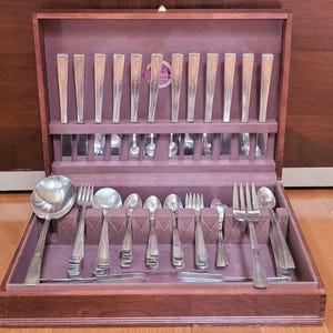 100-teiliges Wm ROGERS REVELATION Service für 12 Silberplatten-Besteck-Monogramm &quot;K&quot; Butterverteiler Eisteelöffel Grille-Set in Etui