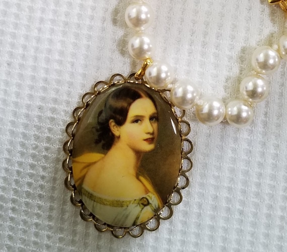 Victorian Style VINTAGE CAMEO and  Hand Knotted G… - image 2