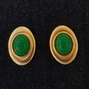 Boucles d'oreilles en forme de scarabée vert, bijoux néo-égyptien, fabriqués avec des pièces de stock neuves vintage NOS