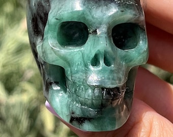 1.8" AAA Colombian Emerald Realistic Skull, Crystal Skull, Emerald Gemstone, Carved Skull, Crystal Healing, Feng Shui, Crystal Decor