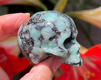 2.0" AAA Colombian Emerald Realistic Skull, Crystal Skull, Emerald Gemstone, Carved Skull, Crystal Healing, Feng Shui, Crystal Decor