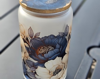 Vaso Libbey de vidrio esmerilado con estampado floral, tapa de bambú y pajita