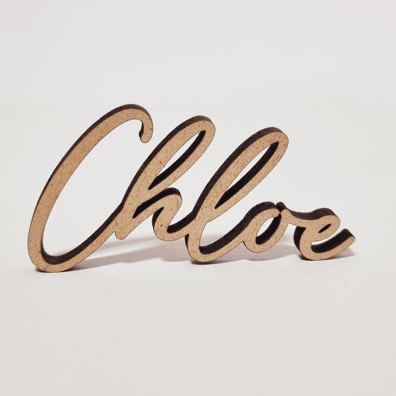 Marcasitios Madera Nombres Personalizados para Bodas Comuniones Bautizos Eventos Grosor 5mm, OPCION DE IMAN FUENTE CHLOE