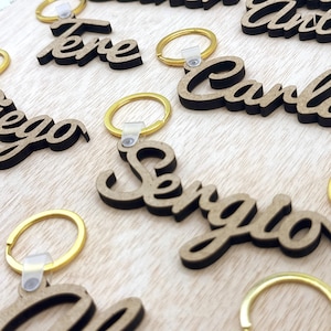 Llaveros con nombres personalizados en Madera para eventos bodas comuniones bautizos cumpleaños regalo personalizado marcasitios tarjetas