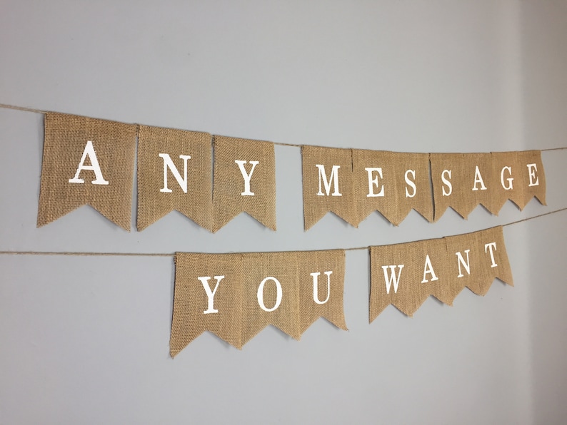 Peut inclure: Une banni&egrave;re en toile de jute avec le texte "ANY MESSAGE YOU WANT" en lettres blanches.
