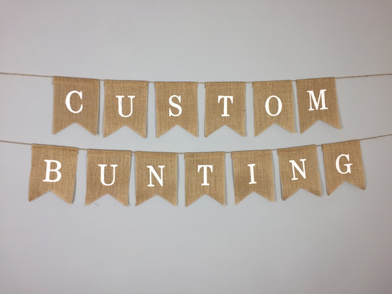 Peut inclure: Une banni&egrave;re en toile de jute avec les mots "CUSTOM BUNTING" en lettres blanches.