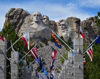 Mount Rushmore mit Flaggen Digital Download